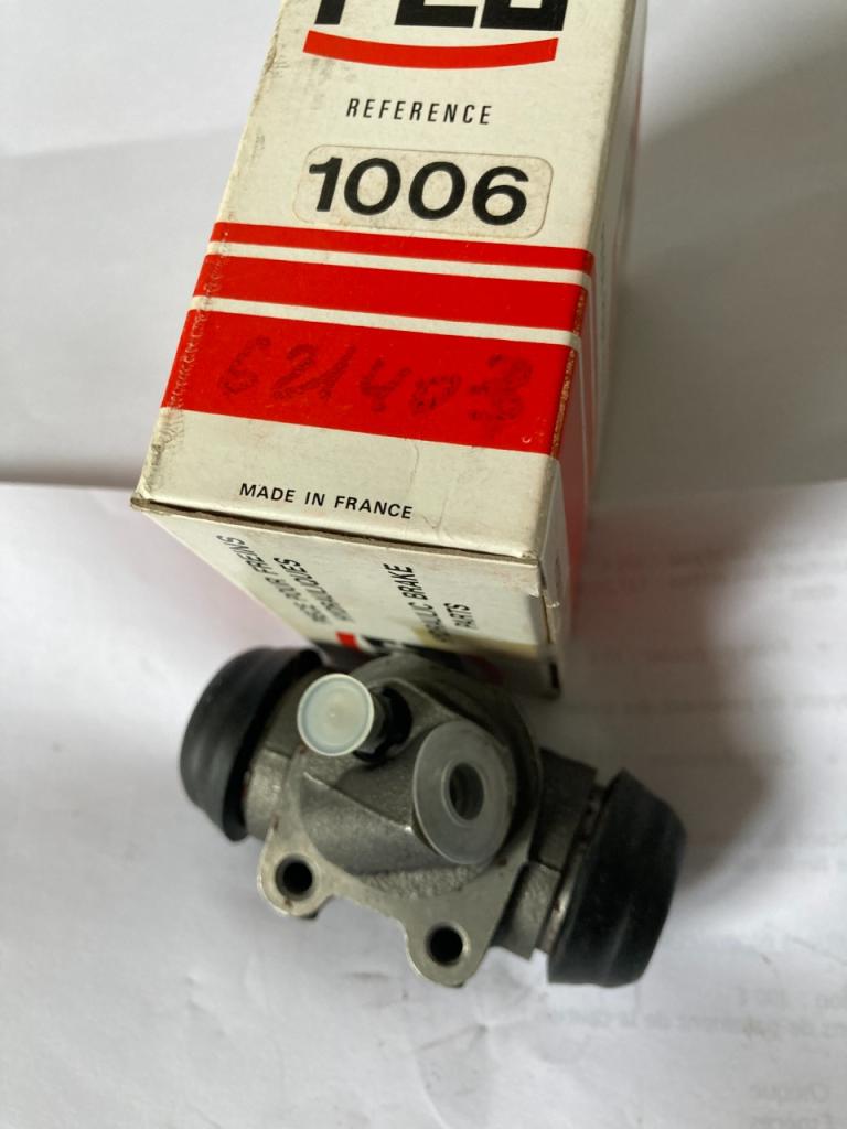 Cylindre de roue avant gauche RENAULT 4L R5 R6 LesAnciennes.com