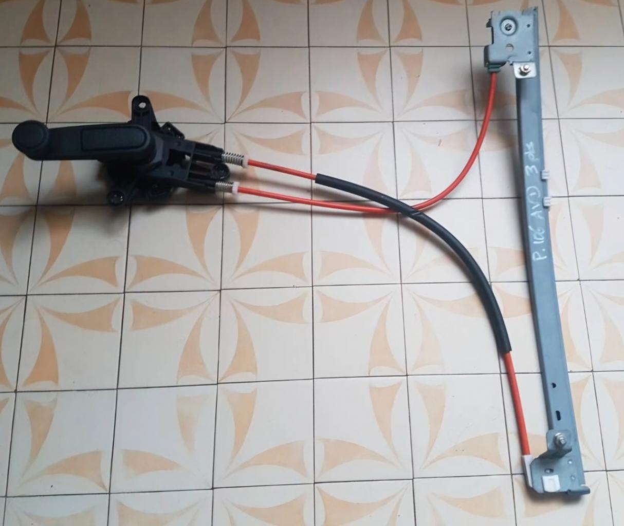 Leve vitre avant droit Peugeot 106 LesAnciennes.com