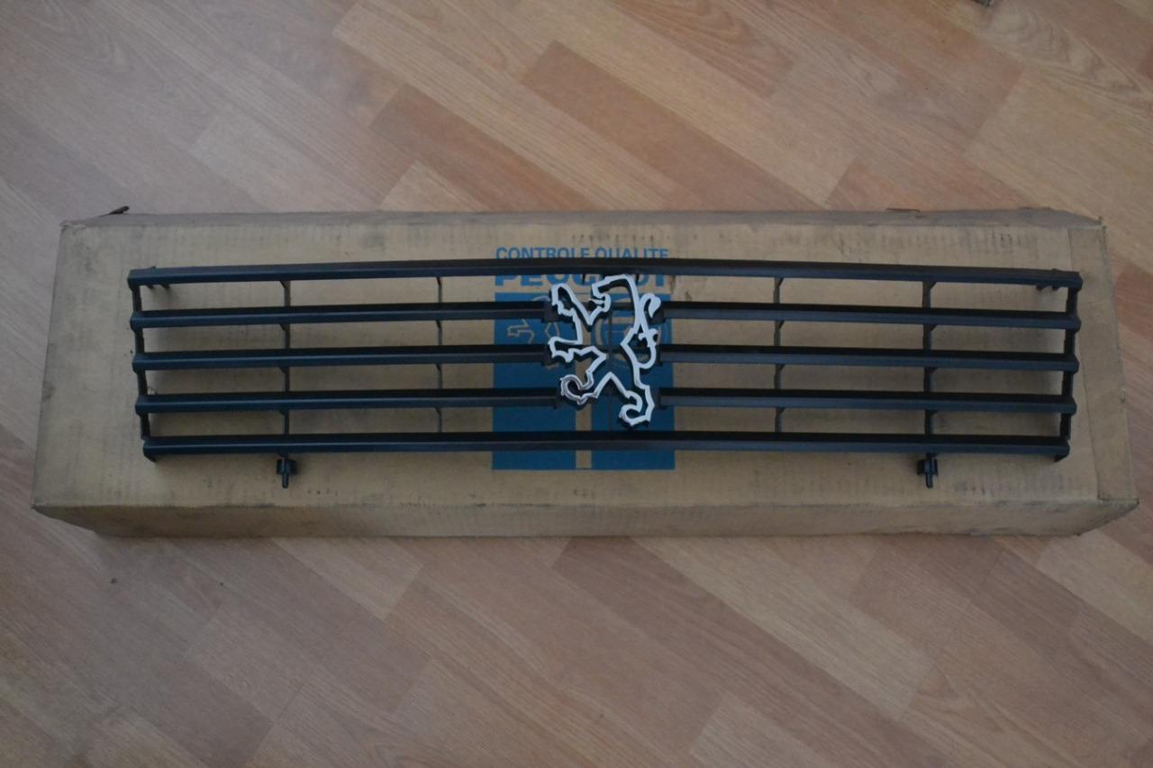 Calandre plastique PEUGEOT 504 Pick-up, neuve LesAnciennes.com