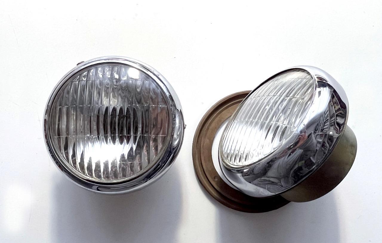 Paire de phares avant anciens et neufs LesAnciennes.com
