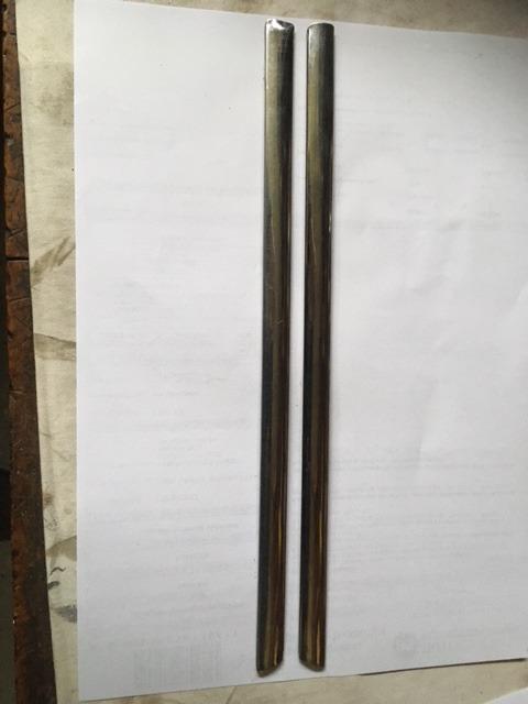 Baguette chromée entre vitre et custodeVOLVO P1800 LesAnciennes.com