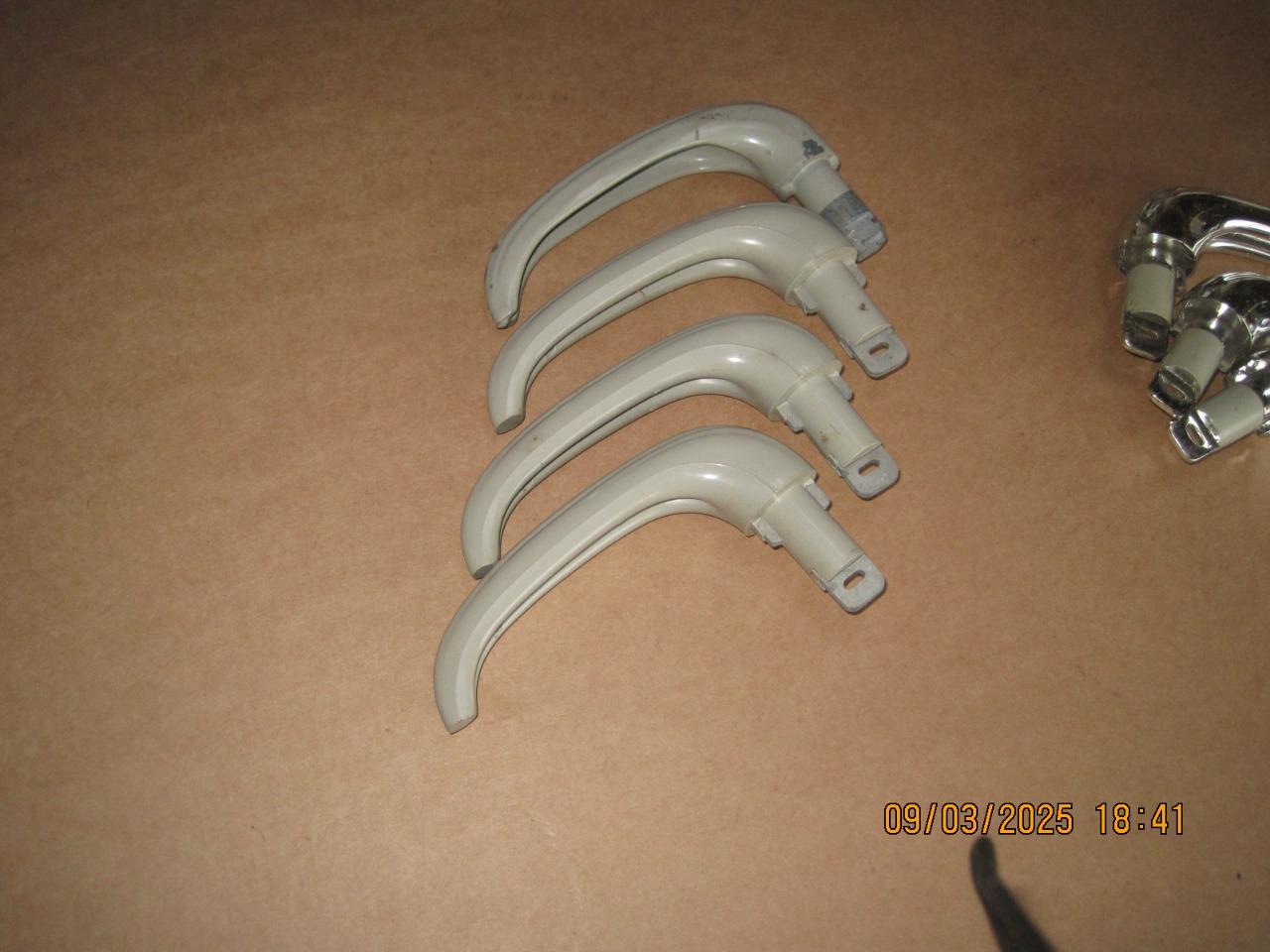 Lot de pièces RENAULT Dauphine portiére LesAnciennes.com