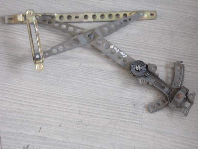 LEVE-VITRE AVANT DROIT 1237202246 MERCEDES W123 LesAnciennes.com