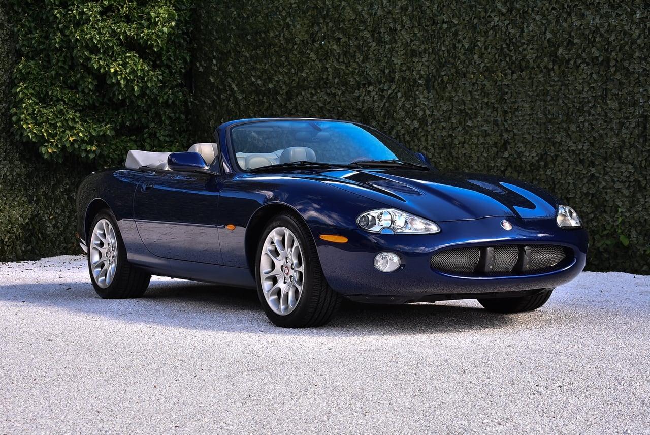 2002 Jaguar XKR Convertible 4,0L V8 LesAnciennes.com