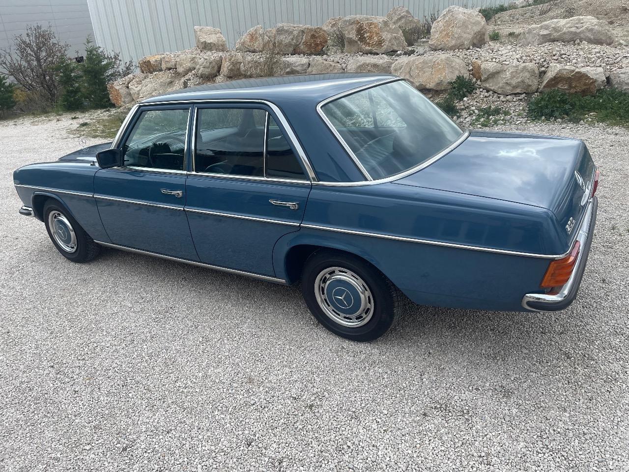 MERCEDES 200 - 1974 LesAnciennes.com
