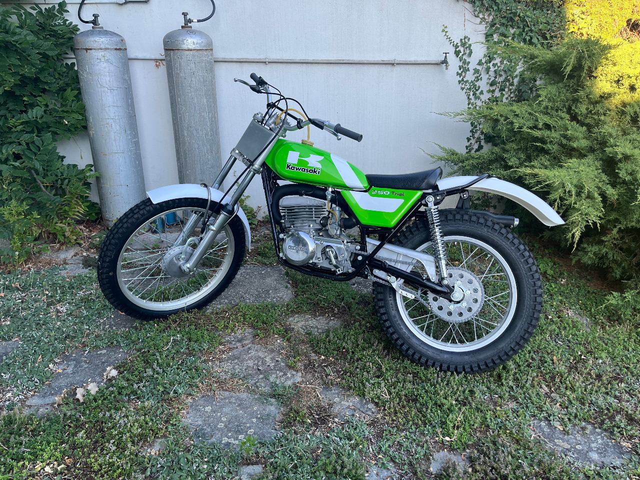 KAWASAKI KAWASAKI KT 250 TRIAL - 1975 LesAnciennes.com
