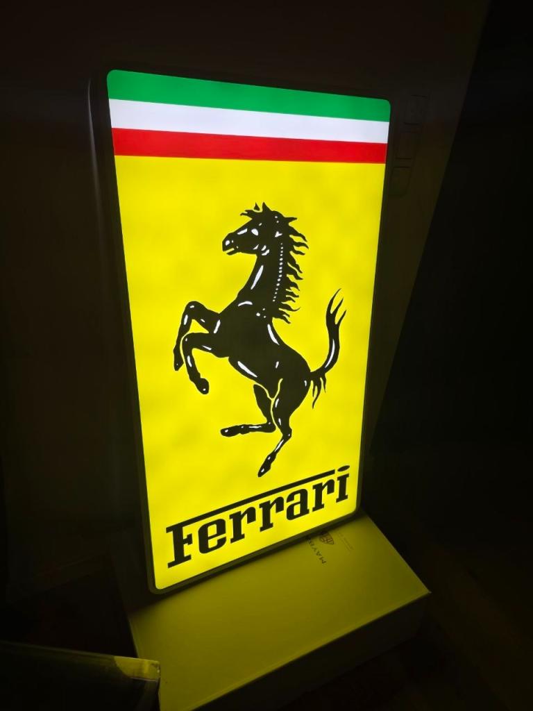 Enseigne lumineuse de concessionnaire Ferrari LesAnciennes.com