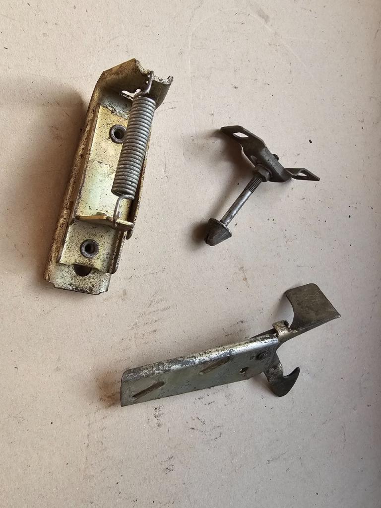 Pièce verrouillage capot Citroën DS LesAnciennes.com