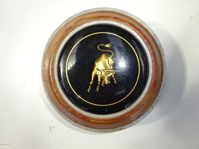 Logo central du volant Lamborghini Espada LesAnciennes.com