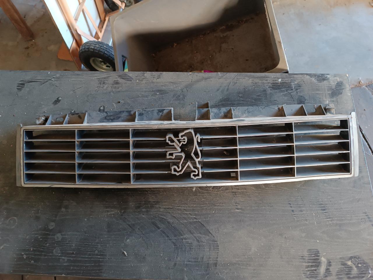 Grille PEUGEOT 305 LesAnciennes.com