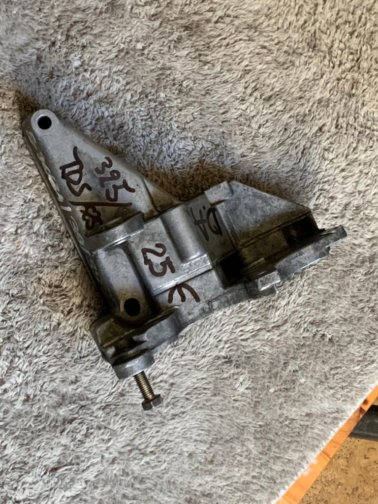 Support pompe BMW E36/34/39/38 325/525/725 TDS LesAnciennes.com