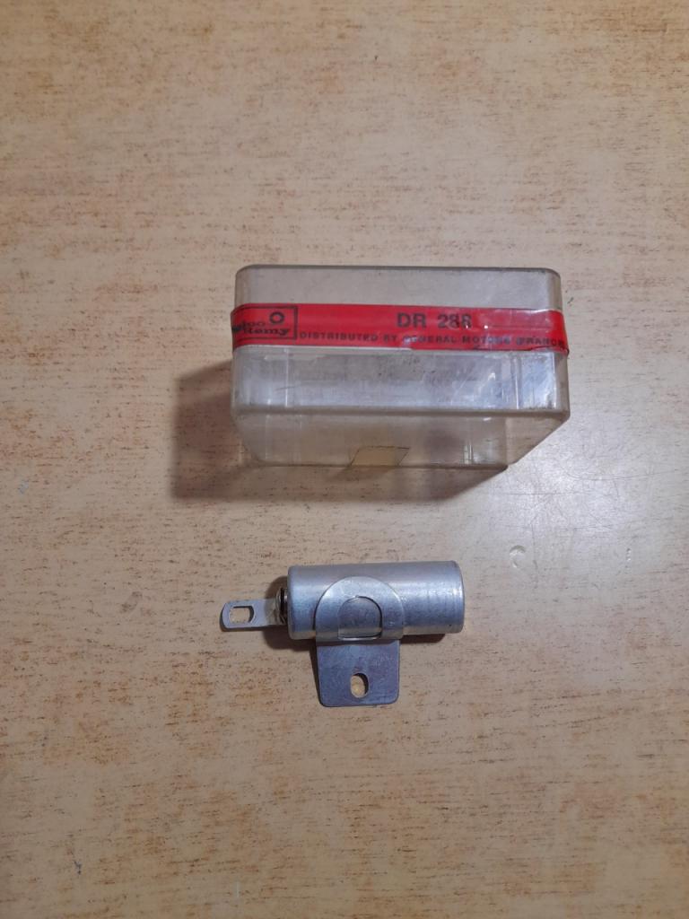 Condensateur d'allumage Renault dauphine LesAnciennes.com