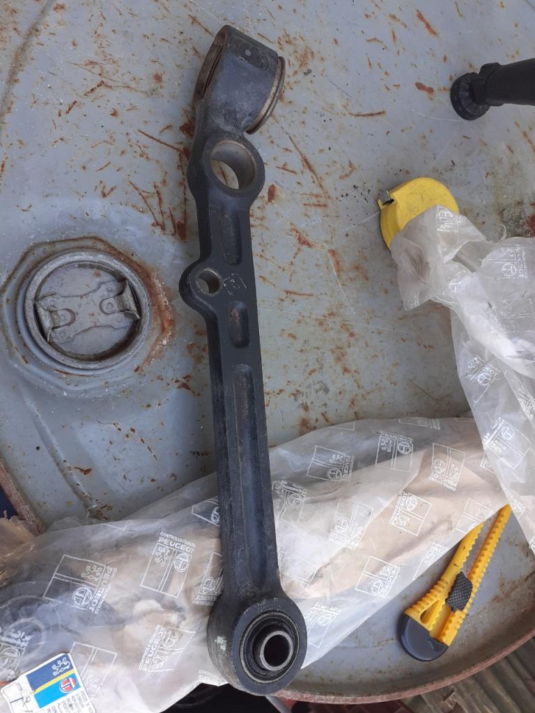 Bras de train avant PEUGEOT 504 Coupé LesAnciennes.com