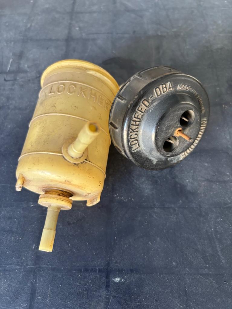 Bocal de frein PEUGEOT J7 LesAnciennes.com