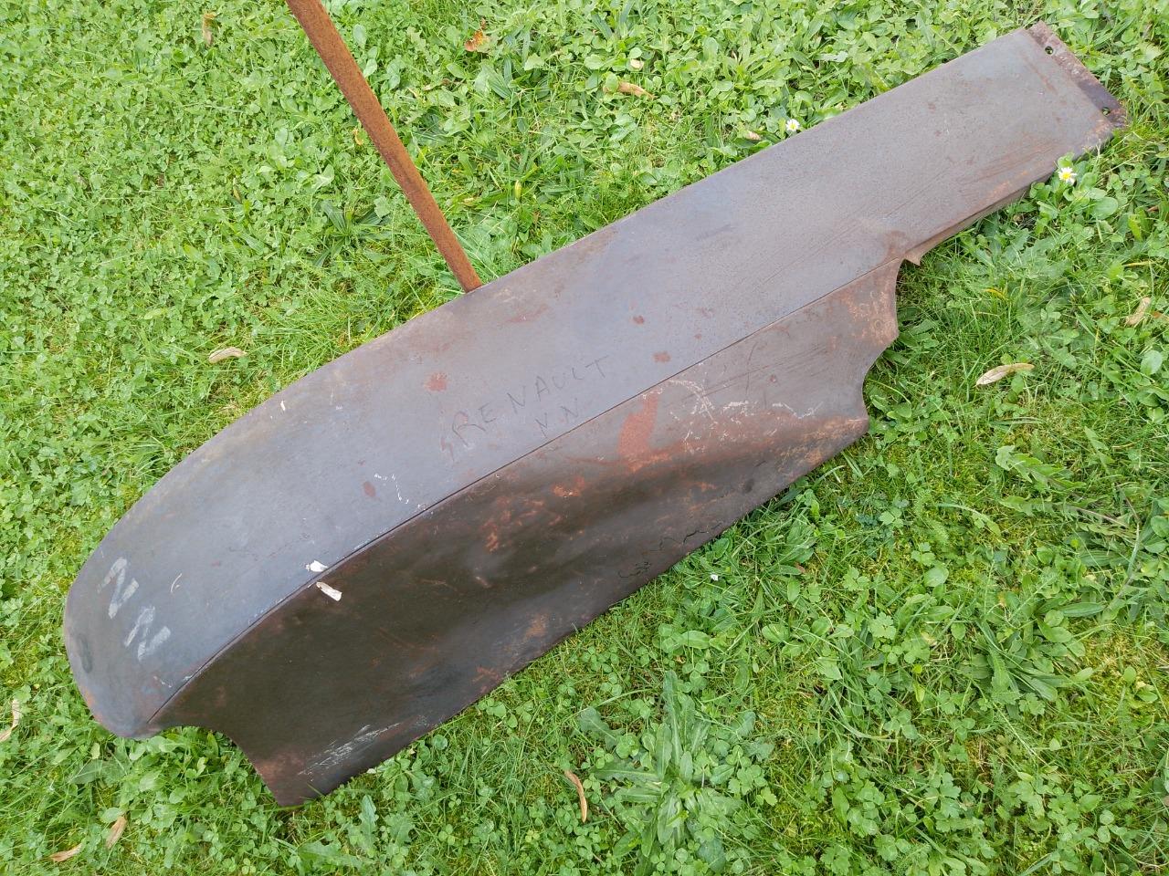 Aile et réservoir Renault 6 cv NN LesAnciennes.com