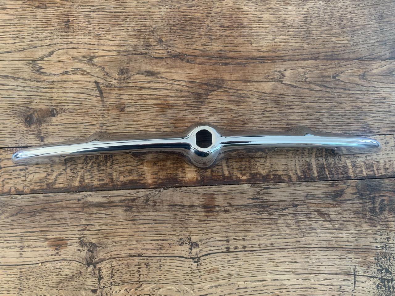 Moulure plaque ar. SIMCA Aronde 90A LesAnciennes.com