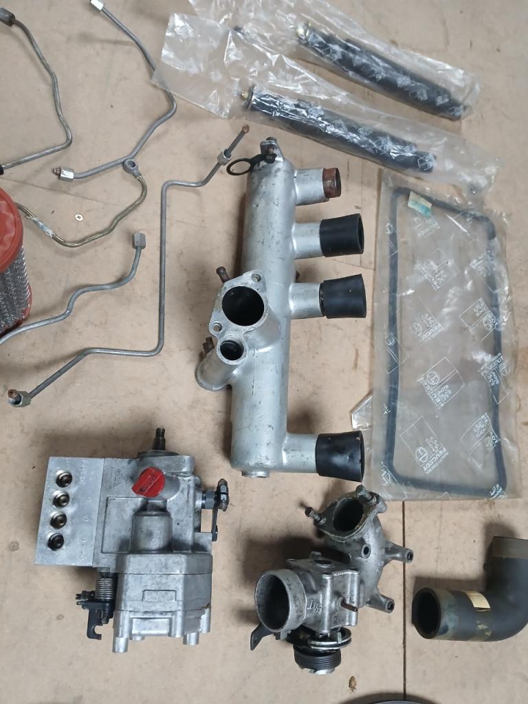 Lot de pièces PEUGEOT 404 LesAnciennes.com