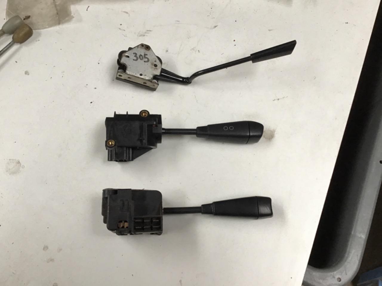 COMMODOS CLIGNOTANT ET ESSUIE GLACE PEUGEOT 305 LesAnciennes.com