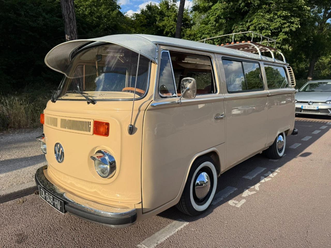 VOLKSWAGEN Combi T2b DeLuxe - 1977 LesAnciennes.com