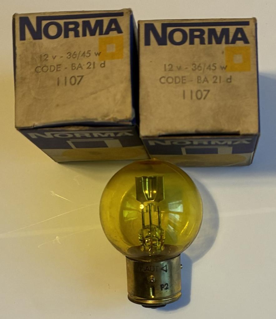2 ampoules 12V jaune BA21d 12V 36/45W Norma 1107 LesAnciennes.com