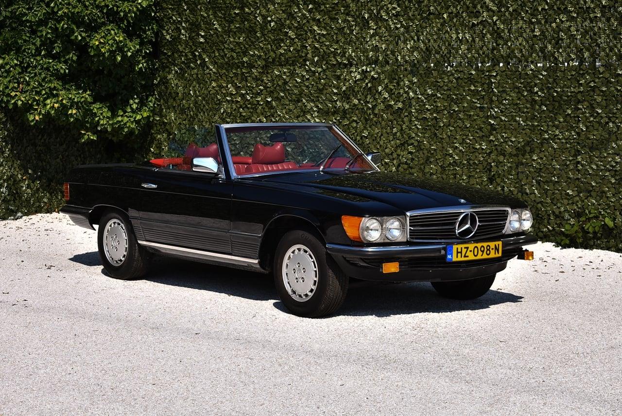 1984 Mercedes-Benz R107 500SL Convertible 5,0L V8 LesAnciennes.com