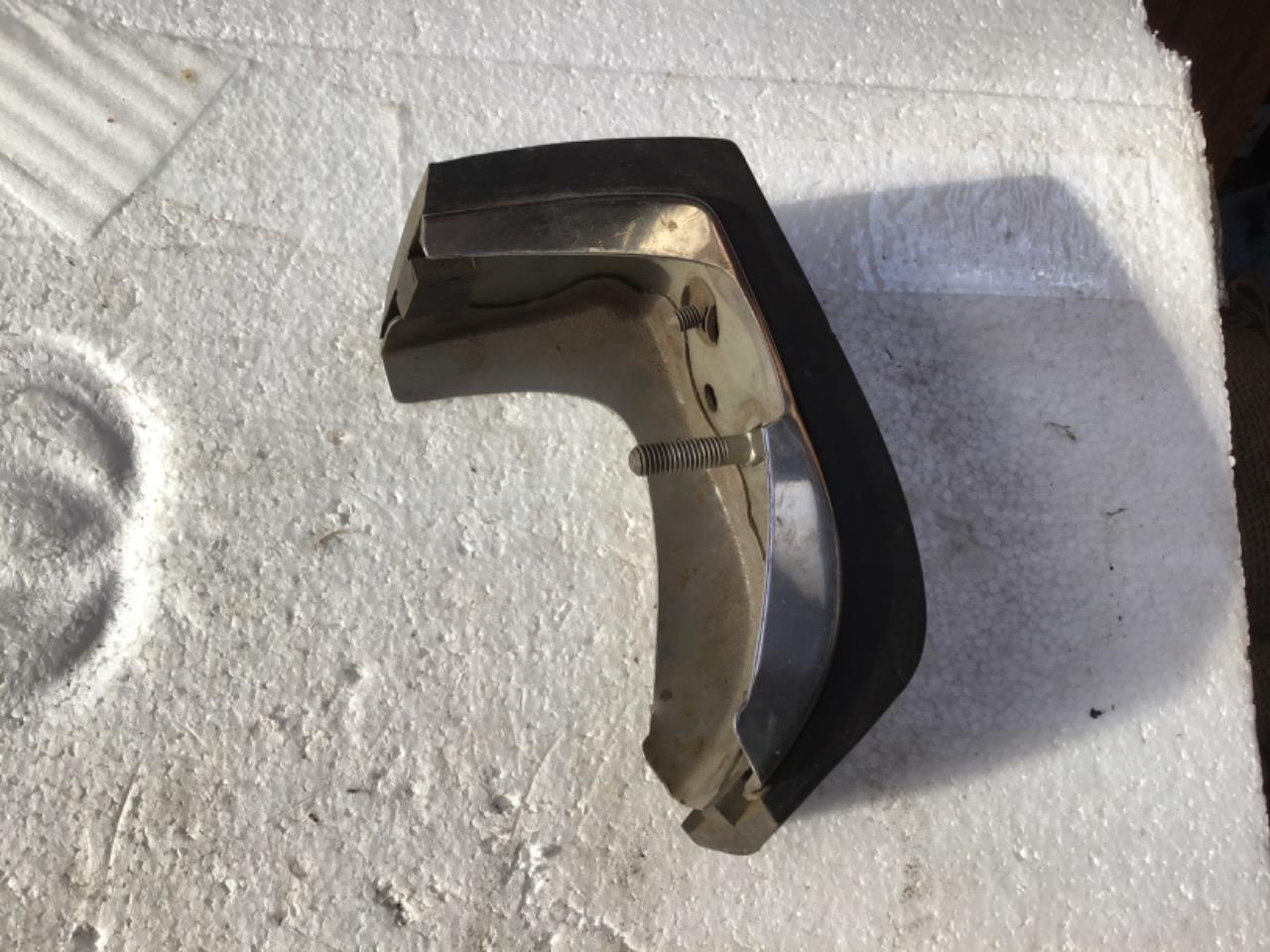 BUTOIR AVANT DROIT NEUF PEUGEOT 504 BERLINE BREAK LesAnciennes.com