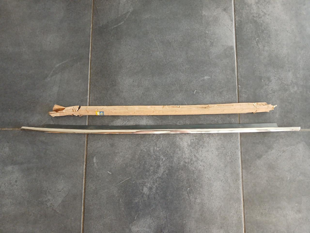 Lèche vitre avant gauche PEUGEOT 504 berline break LesAnciennes.com