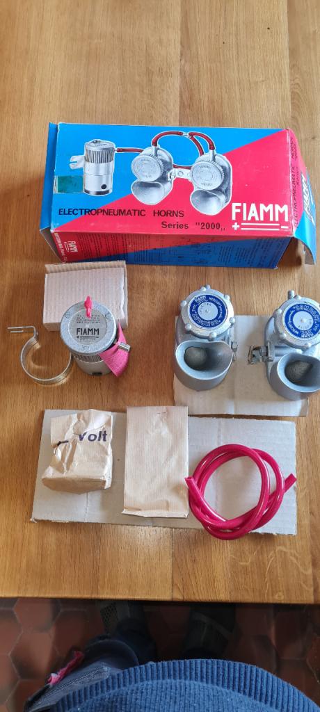 Klaxons FIAMM Série 2000 compact LesAnciennes.com