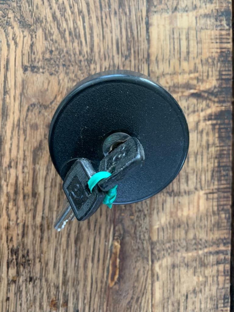 Bouchon de réservoir RENAULT 4 (R4) LesAnciennes.com