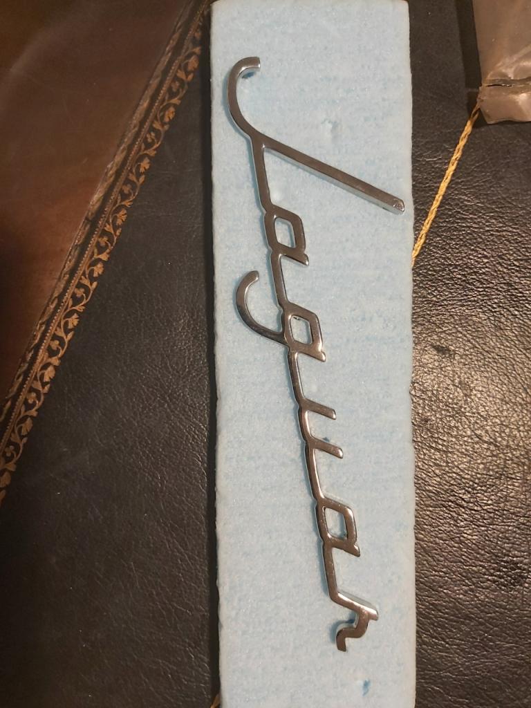 JAGUAR MK7 un chrome sigle de malle LesAnciennes.com