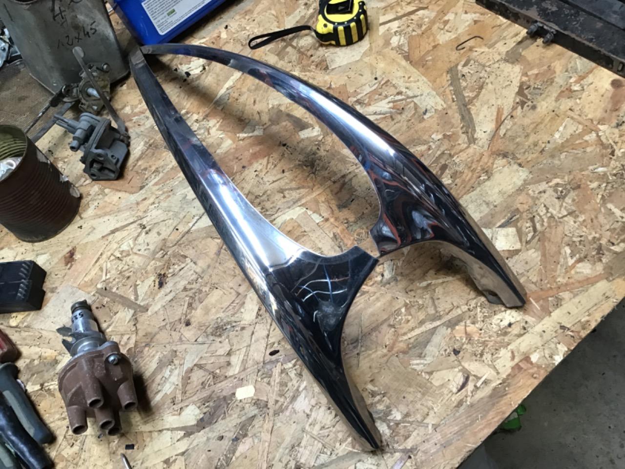 ENJOLIVEURS DE PARE BRISE CITROEN DS ID LesAnciennes.com