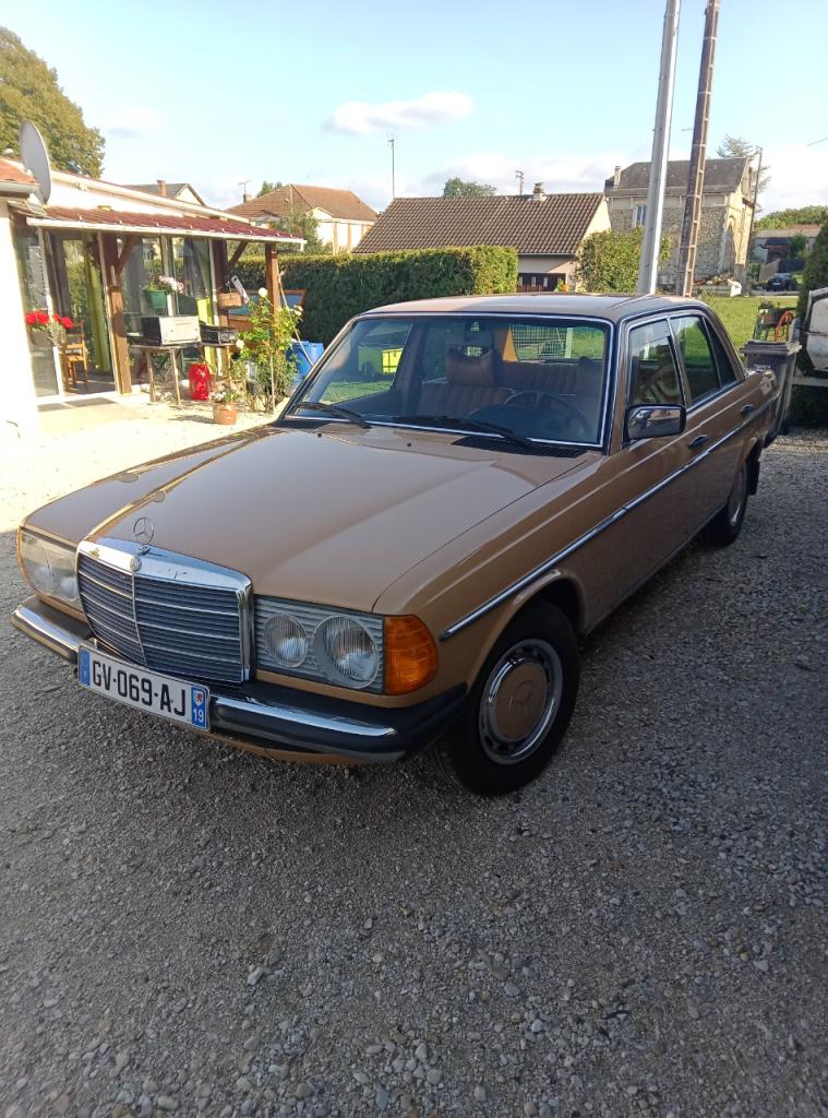 MERCEDES 230 berline - 1977 LesAnciennes.com
