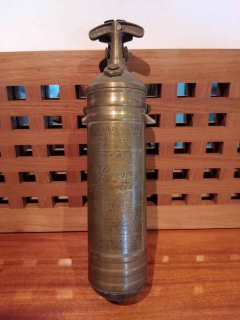 Extincteur EXTINCTEUR Pyrene laiton LesAnciennes.com