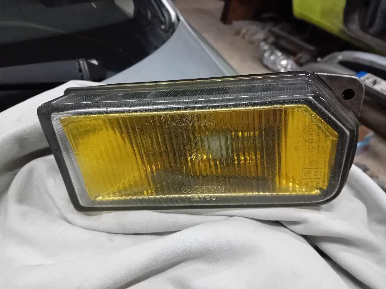 Antibrouillard G Lancia Dedra / Delta phase 2 LesAnciennes.com