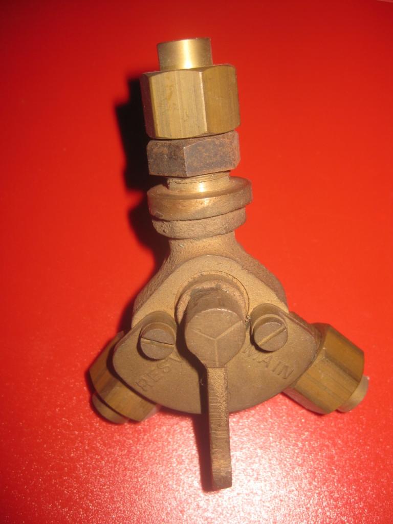 Robinet réserve essence pour anglaise des 30's LesAnciennes.com