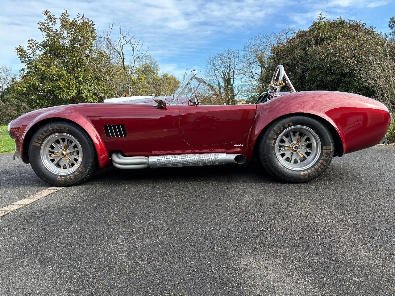 AC Cobra SUPERFORMANCE - 1965 LesAnciennes.com