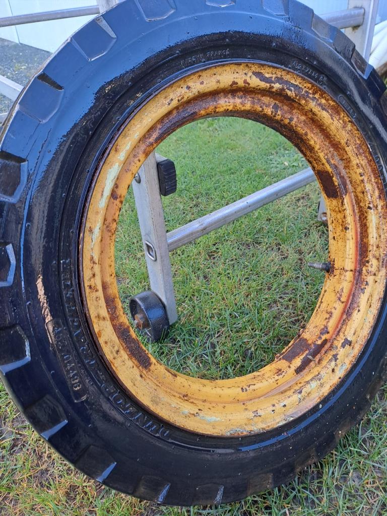 Roue MASSEY HARRIS Pony 812 LesAnciennes.com