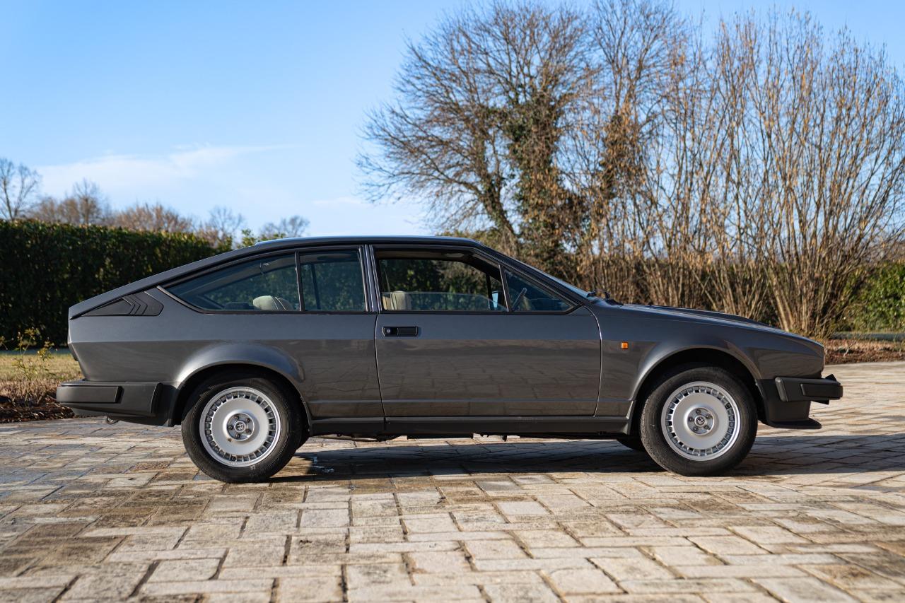 ALFA ROMEO Alfetta GTV6 2.5 - 1981 LesAnciennes.com