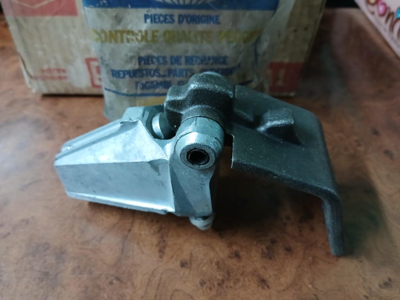 Charnière PEUGEOT J7 LesAnciennes.com