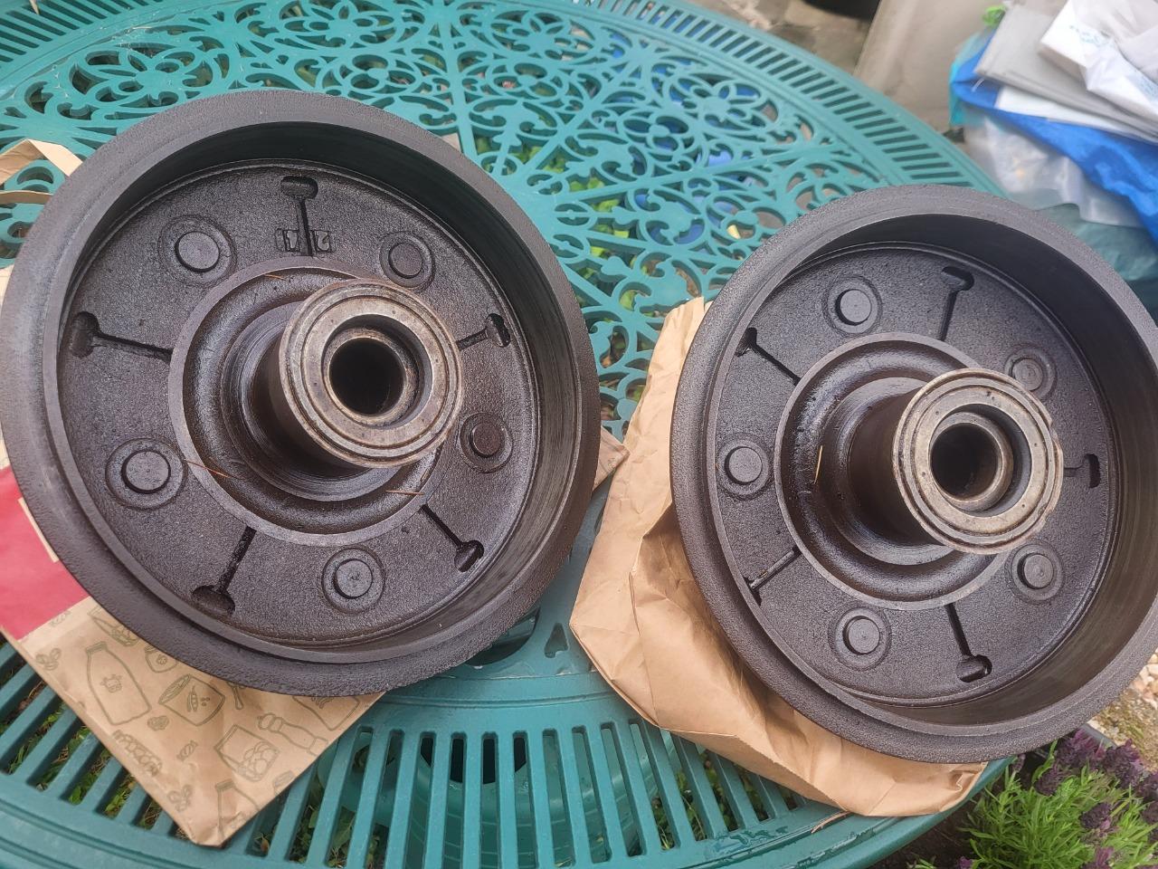 2 TAMBOURS DE ROUE POU R. 7 CH LesAnciennes.com