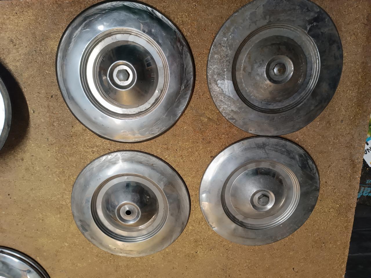 Lot de 4 enjoliveurs pour peugeot 504 LesAnciennes.com