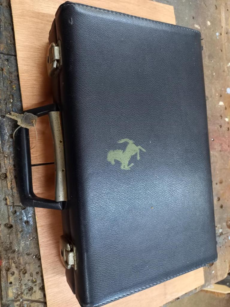 Malette FERRARI divers LesAnciennes.com