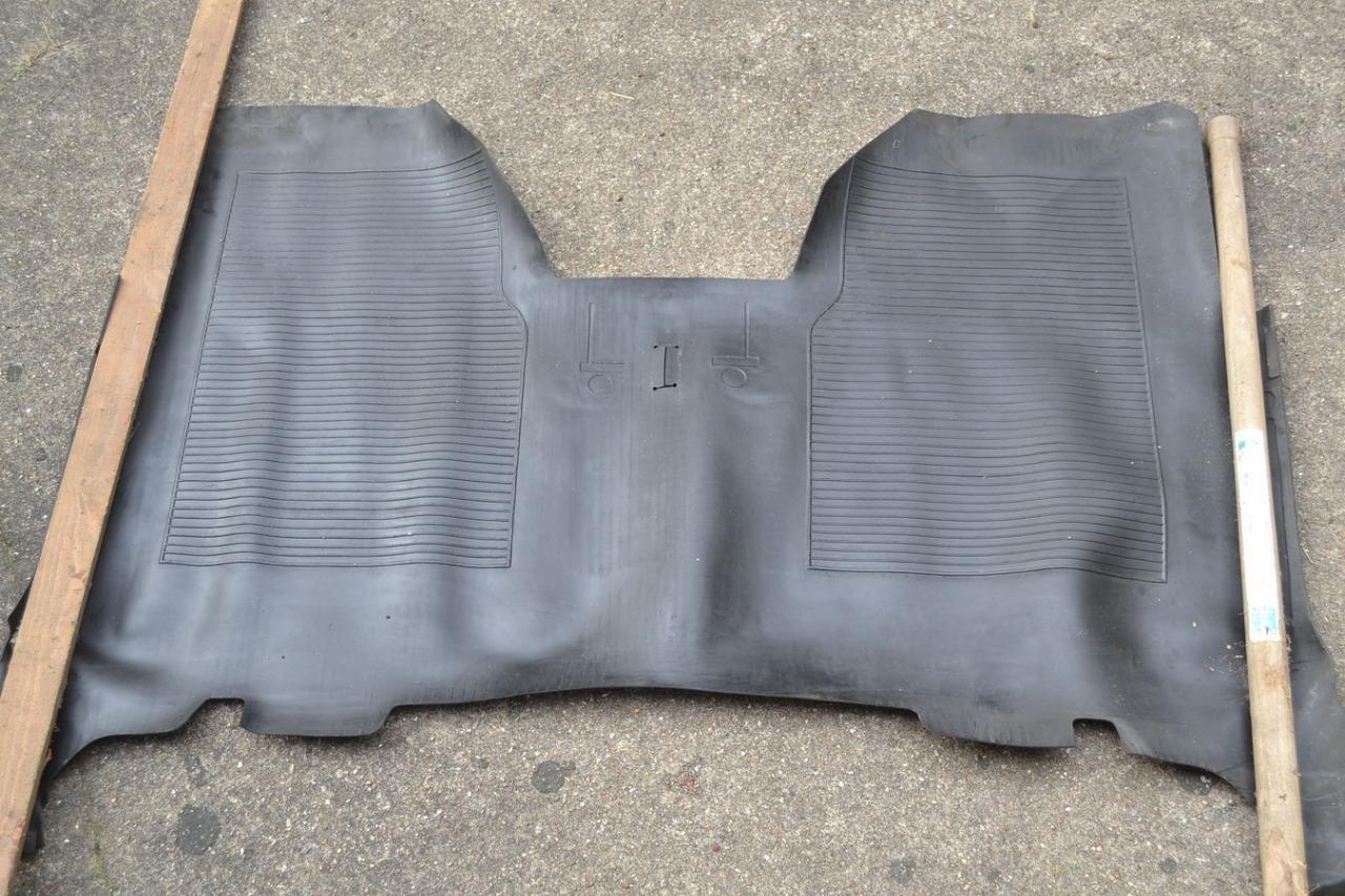 Tapis caoutchouc AR PEUGEOT 204 304 LesAnciennes.com