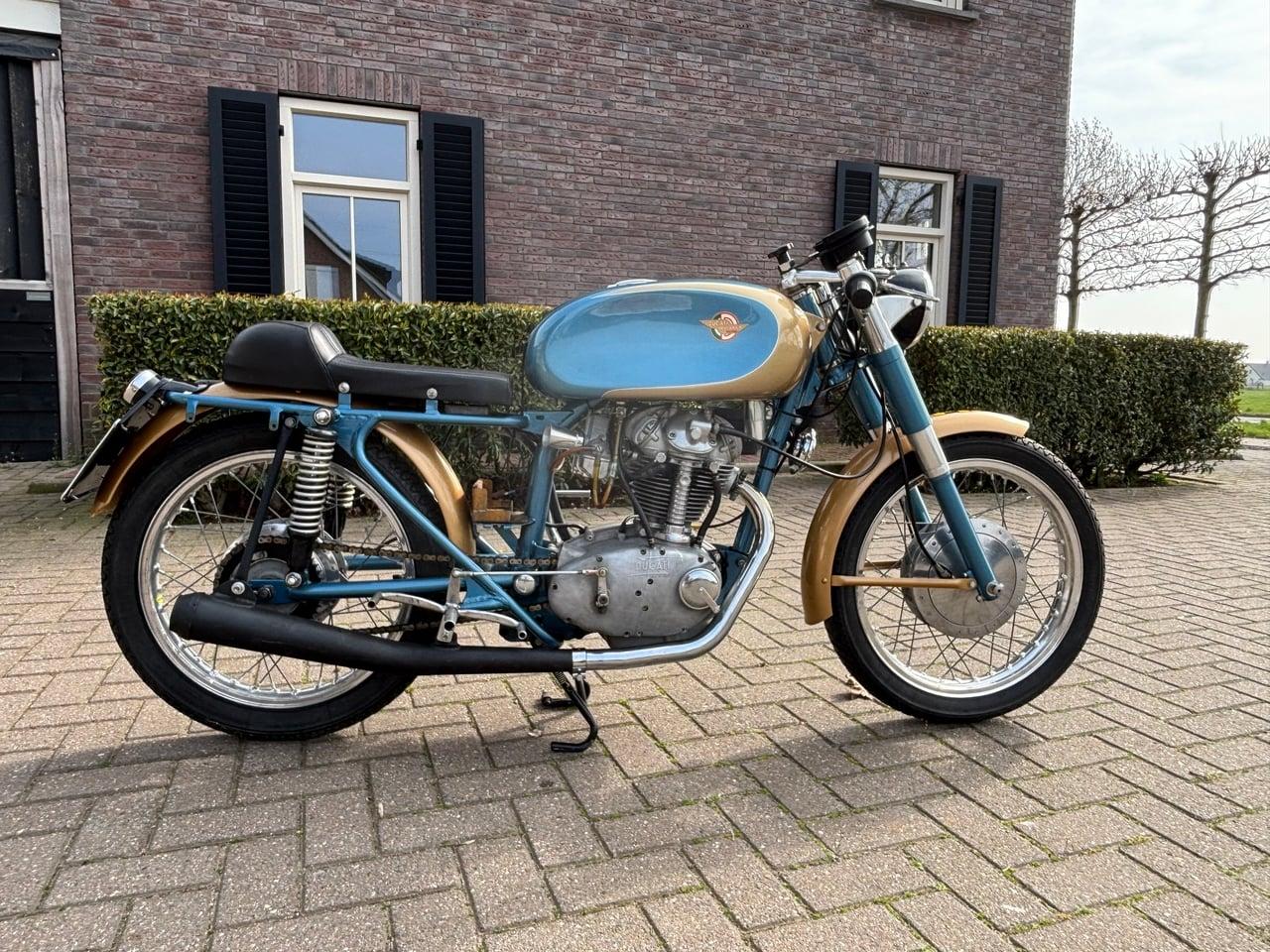 1960 Ducati 175SS LesAnciennes.com