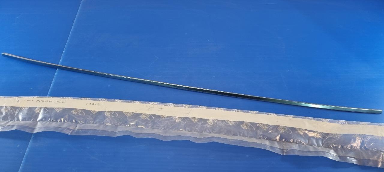 Baguette enjoliveur lunette ar PEUGEOT 405 LesAnciennes.com