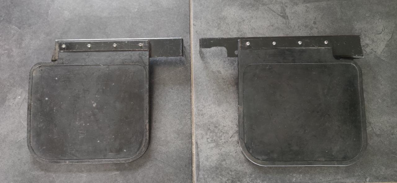 Bavettes arrière RENAULT 4 (R4) F4 LesAnciennes.com