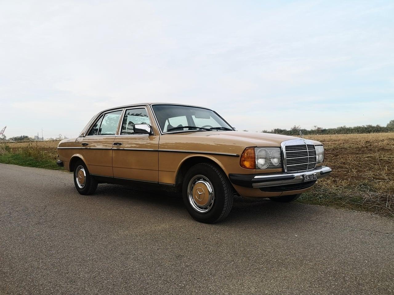 1979 Mercedes-Benz 200 D W123 LesAnciennes.com