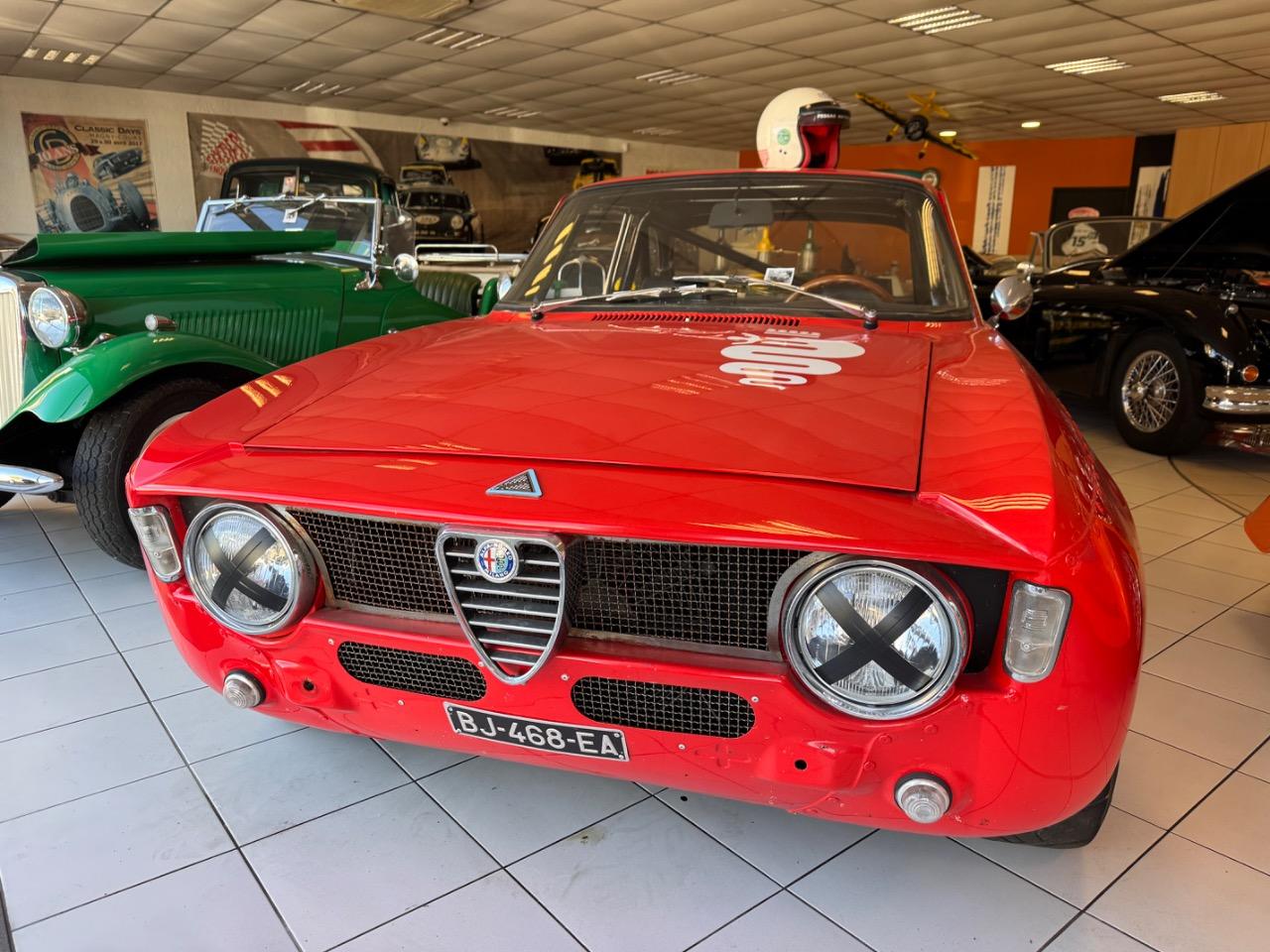 ALFA ROMEO Giulia GTAM ( Replica) - 1964 LesAnciennes.com