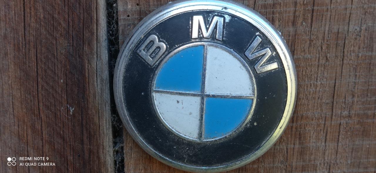Ecusson BMW 1602 LesAnciennes.com
