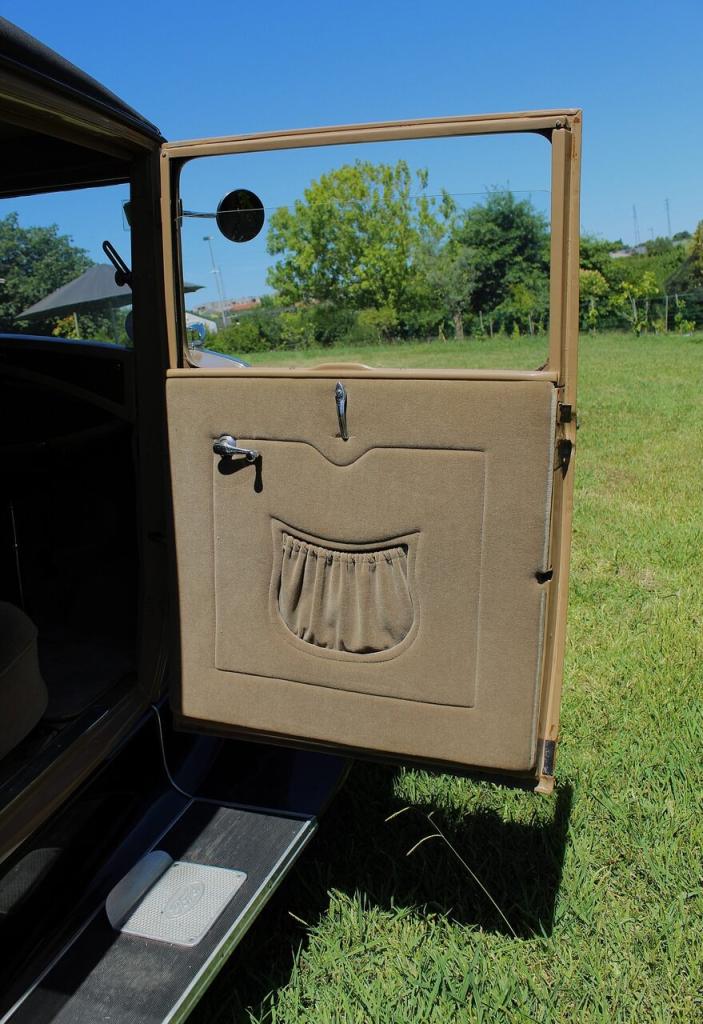 FORD A Tudor Sedan - 1930 LesAnciennes.com